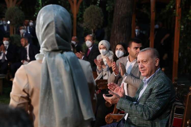 <p>Cumhurbaşkanı Recep Tayyip Erdoğan, Kahramanmaraş “Yedi Güzel Adam Müzesi”nde gerçekleştirilen “Gençlerle Şiir Gecesi” programına katıldı.</p>
