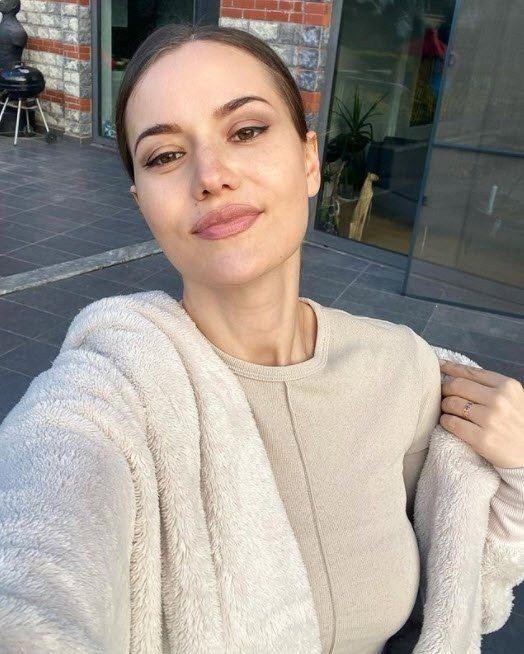 <p><span style="color:#FF8C00"><strong>Fahriye Evcen - Annesi Çerkes kökenli, babası Kavala göçmeni</strong></span></p>
