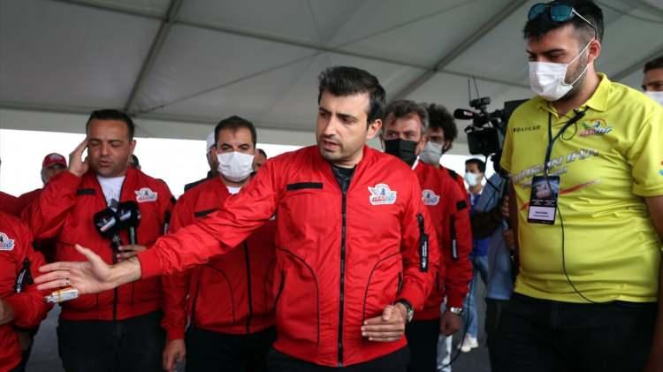 <p>TEKNOFEST Yönetim Kurulu Başkanı Bayraktar, Savaşan İHA Yarışması'na katılan ekiplerin araçlarını inceledi.</p>
