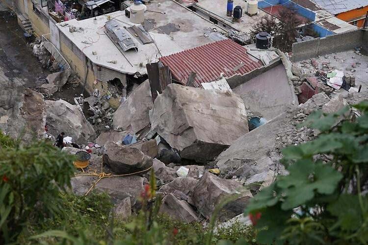 <p>Başkentin kıyısındaki Tlalnepantla'da yaşayan Francisca Trejo, felaket sırasında duyulan sesi damperli bir kamyonun kayaları boşaltmasına benzetti ancak çok çok uzun sürdüğünü söyledi.</p>
