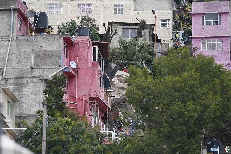 <p>Onlarca tonluk kayaları kaldırmak için ağır iş makinelerine ihtiyaç duyuldu ancak sarp bir yamaçta kurulan mahallenin dar yolları nedeniyle makineler henüz kullanılabilmiş değil.</p>
