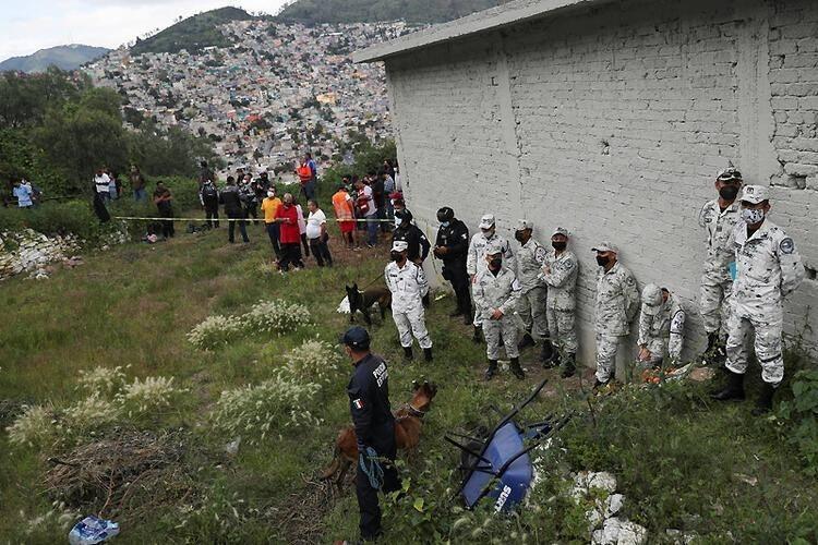 <p>İlk gelen bilgilere göre felakette en az bir kişi hayatını kaybetti, 10 kayıp ise umutsuzca aranıyor. Yeni bir heyelan riski bulunuyor, Tlalnepantla mahallesinde 80'i aşkın ev tahliye edildi.</p>
