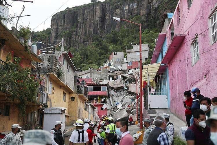 <p>Mahalle sakinlerinden Isaac Carmona ise yüzü gözü kanlar içinde bir kadının yaralı halde enkazdan çıkarıldığını söyledi. Yetkililer, bir kişinin kurtarıldığını doğruluyor.</p>