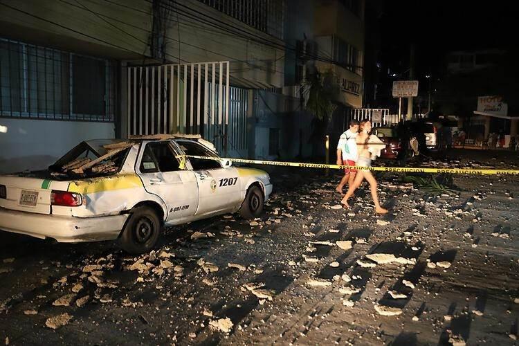 <p>MAVİ IŞIKLAR ORTAYA ÇIKTI</p>
<p>Tarihi depremlere sahne olan Meksika'da, 8 Eylül akşamı 20.47'de tüm ülke sokağa döküldü, meydana gelen sarsıntı yüzlerce kilometre uzaklıkta hissedildi. Meksika'da TSİ dün sabaha karşı 7 büyüklüğünde bir deprem oldu, sarsıntının merkez üssü ülkenin güneybatısındaki Guerrero eyaletinin Acapulco kentine 17 kilometre mesafedeydi.</p>