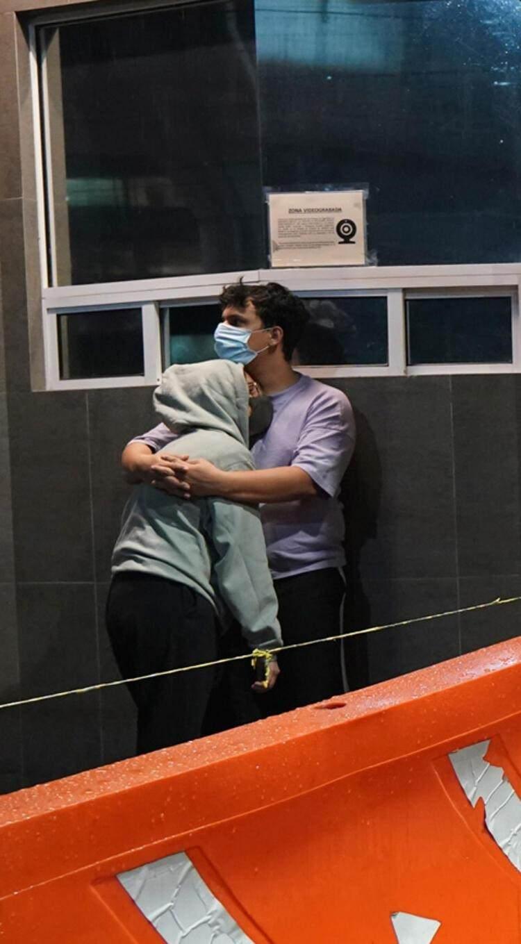 <p>Depremin hissedilmesiyle Meksikalılar evlerinden ve iş yerlerinden dışarı fırladı, uluslararası haber ajansları sokaklarda korkuyla bekleyen insanların fotoğraflarını servis ediyor.</p>