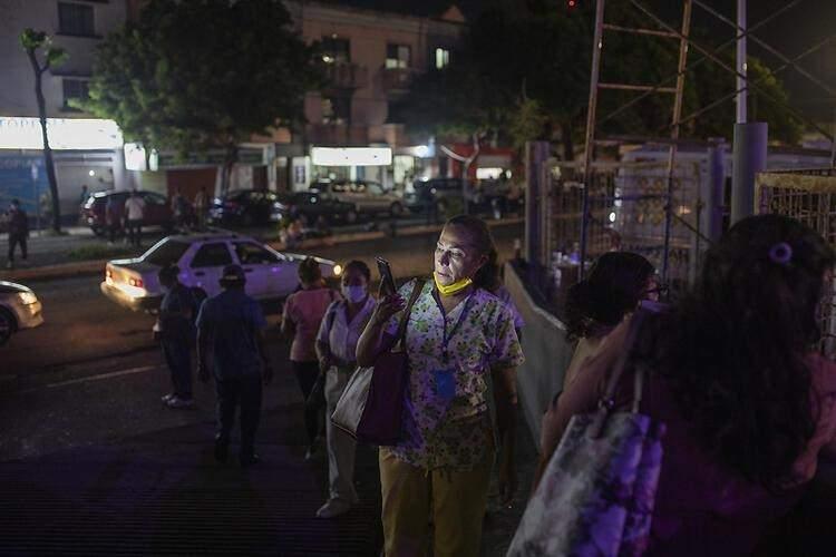 <p>"Evin içindeki birçok şey düştü, elektrikler gitti. Su sızıntısı sesi duyduk, havuz boşaldı. İnsanların çığlıklarını duyabiliyordunuz, insanlar çok gergindi."</p>