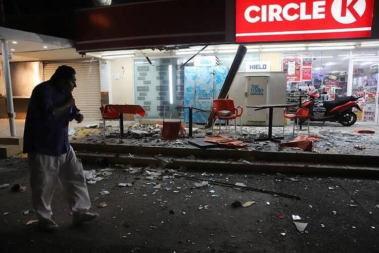 <p>Depremle birlikte başkent Mexico City'nin yanı sıra çok sayıda eyalette de elektrikler kesildi. Morelos ve Oaxaca gibi eyaletleri de kapsayan kesinti 1,6 milyon insanı etkiliyor.</p>
<p>Yerel medya, turistik şehri Acapulco şehrini sarsan depremle birlikte, dağ yamaçlarından kayaların yerleşim yerlerine düştüğü ve binalara hasar verdiği bildiriyor.</p>