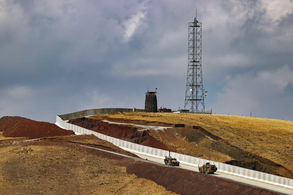 <p>Komşu ülke İran ile en uzun sınıra sahip Van'da, göçmen girişlerinin ve kaçakçılık faaliyetlerinin önlenmesi, teröristlerin etkisiz hale getirilmesi amacıyla her türlü önlemi alan güvenlik güçleri, Türkiye'ye geçmek isteyen düzensiz göçmenleri yakalayarak ilgili kurumlara teslim ediyor. </p>