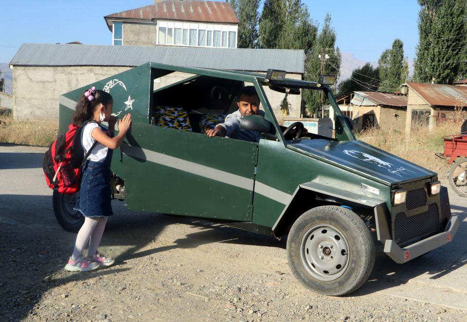 <p> Karahan, 750 kilo ağırlığında, 25 beygir gücüne sahip ve 60 kilometre hıza ulaşabilen aracın yapımını 1,5 yılda bitirdi. Karahan, 'Hummer'a benzettiği aracının 20 litre benzinle yaklaşık 150 kilometre gidebildiğini söyledi.</p>