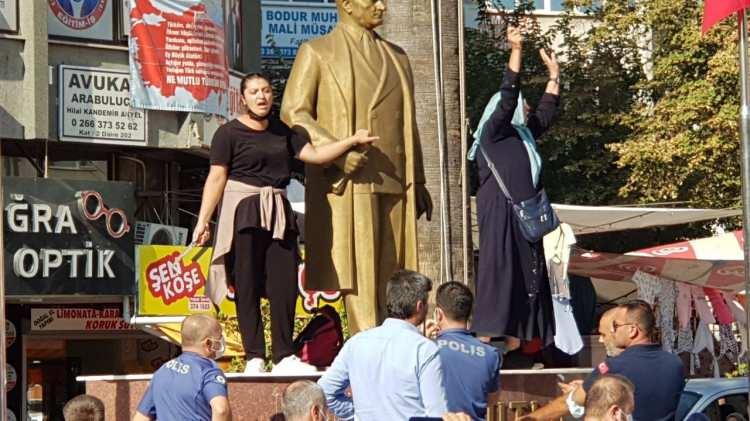 <p>3 aydır işkence var. Sabaha kadar karısını dövüyor. Annesini dövüyor. Beni dövdü.</p>