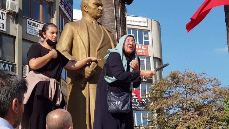 <p>Dayısını dövüyor. Alayımızı dövüyor. Şikayet ediyoruz. Sabaha salıyorlar. </p>