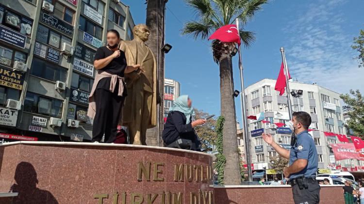 <p>Üç çocuk babası S.S'nin tedavi merkezine götürülmesini talep eden kadınlar, aksi takdirde ellerindeki bıçaklarla kendilerine zarar vereceklerini ifade etti.</p>