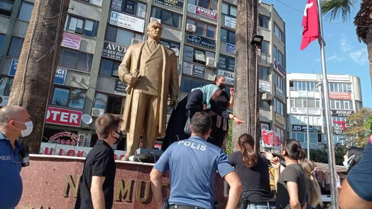 <p>A.S'nin kız kardeşi B.K, gazetecilere yaptığı açıklamada, yeğeni S.S'nin özellikle son 3 aydır ailedeki herkese şiddet uyguladığını ileri sürerek, "Korkuyla yaşıyoruz. Ablamın istediği tek şey, çocuğunu yatırsınlar, tedavi görsün." dedi.</p>