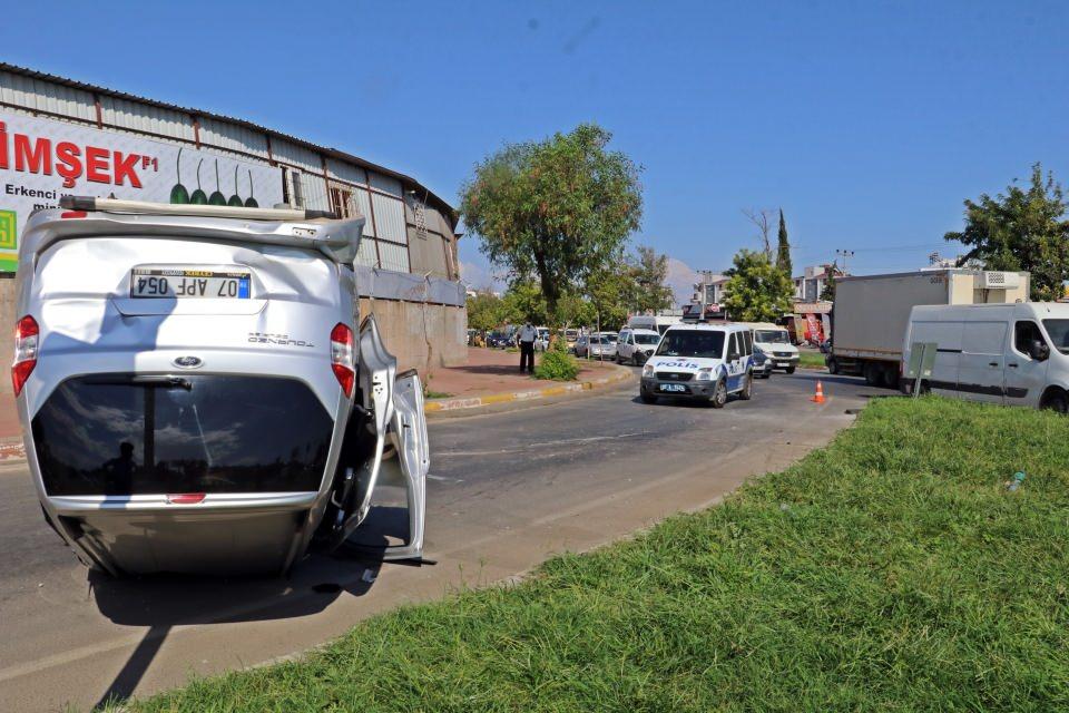 <p>Hezer’in direksiyon hakimiyetini kaybetmesi sonucu otomobil refüje çarptıktan sonra takla attı. Yolda ters bir şekilde duran otomobilin içindeki Hezer, çevredekilerin yardımıyla araçtan çıkartıldı. </p>