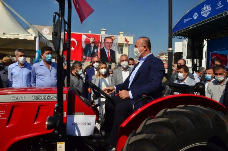 <p><span style="color:rgb(0, 0, 0)">'YANGINDA HEMEN HAREKETE GEÇTİK'</span><br />
<span style="color:rgb(0, 0, 0)">TÜMOSAN Genel Müdürü Halim Tosun da yangınla birlikte holding ve şirket olarak yapabileceklerini kararlaştırdıklarını belirterek, "Yangında hemen harekete geçtik. Akdeniz bölgesindeki bütün bayilerimize talimat verdik. 'Gerekirse sıfır traktörlerle yangın helikopterlerinin su alacağı havuzları doldurun' dedik. Çiftçilerimizin traktörlerinin yangında zarar gördüğünü duyduk. Yangının ardından Cumhurbaşkanımız inisiyatif alarak traktörleri yanan üreticiler için traktör bağışı çağrısı yapınca, hiç sayı ve adet pazarlığı yapmadan 'evet' dedik. Bundan dolayı çok mutlu ve gururluyuz. TÜMOSAN ailesi olarak her zaman olduğu gibi Cumhurbaşkanımızın yapmış olduğu her projede hem Türk tarımına hem çiftçimize, köylümüze katkı sağlayacağız" dedi.</span></p>