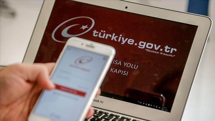 <p>Vatandaşların e-Devlet hizmetlerine yoğun ilgi gösterdiğini vurgulayan Karaismailoğlu, e-Devlet Kapısı'nda yapılan işlemlere ilişkin şunları kaydetti:</p>
<p>"e-Devlet Kapısı'nda bu yılın 8 aylık döneminde 5 milyar 514 milyon 941 bin 632 işlem yapıldı. Aynı dönemde vatandaşlar en çok Sosyal Güvenlik Kurumu-4A Hizmet Dökümü, Türkiye Noterler Birliği-Adıma Tescilli Araç Sorgulama, Gelir İdaresi Başkanlığı-Vergi Borcu Sorgulama, Sağlık Bakanlığı-HES Kodu Üretme ve Listeleme ile Sosyal Güvenlik Kurumu-SGK Tescil ve Hizmet Dökümü/İşyeri Unvan Listesi hizmetleri üzerinden işlem yaptı."</p>