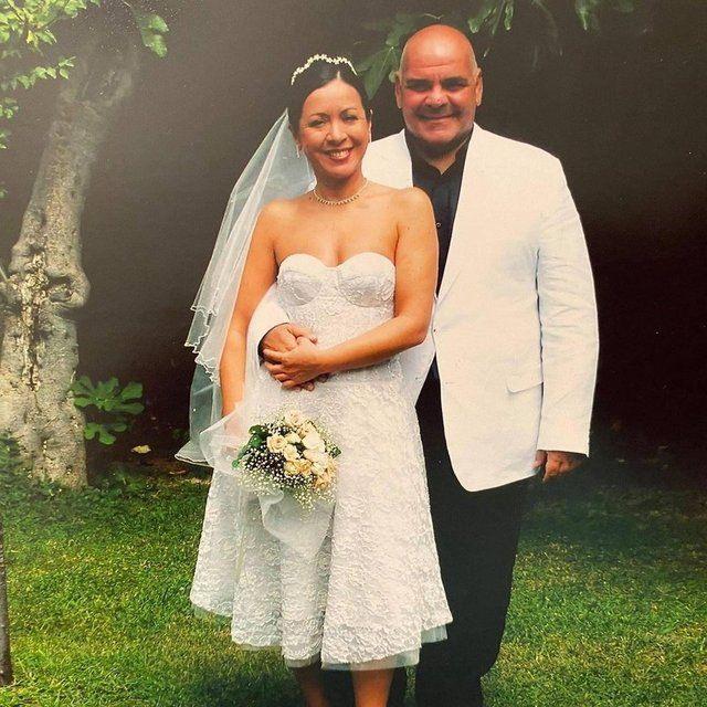 <p><span style="color:#000080"><strong>Öztekin'in eşi Esra Kazancıbaşı, sosyal medya hesabı üzerinden yayınladığı duygusal bir mesaj ile 16. evlilik yıl dönümlerini  kutladı.  </strong></span></p>
