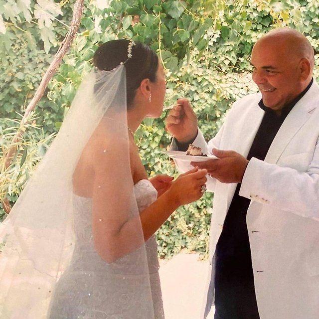 <p><span style="color:#000080"><em><strong>...İyi ki birbirimize eş, yoldaş, sırdaş, dost, sevgili ve hayat arkadaşı olduk. Yaşamdaki onurlu, omurgalı duruşuna, dürüstlüğüne, hayata hep olumlu yönüyle bakışına, zekana, neşene, iyi ve tertemiz yüreğine hayran olduğum, Rasim'im, tontişim, seni çok seviyorum.</strong></em></span></p>
<p><span style="color:#000080"><em><strong>O gün hastanede hastabakıcının teslim ettiği alyansın parmağımda, büyük sevdan ise kalbimde... Evlilik yıl dönümümüz kutlu olsun, aşkım."</strong></em></span></p>