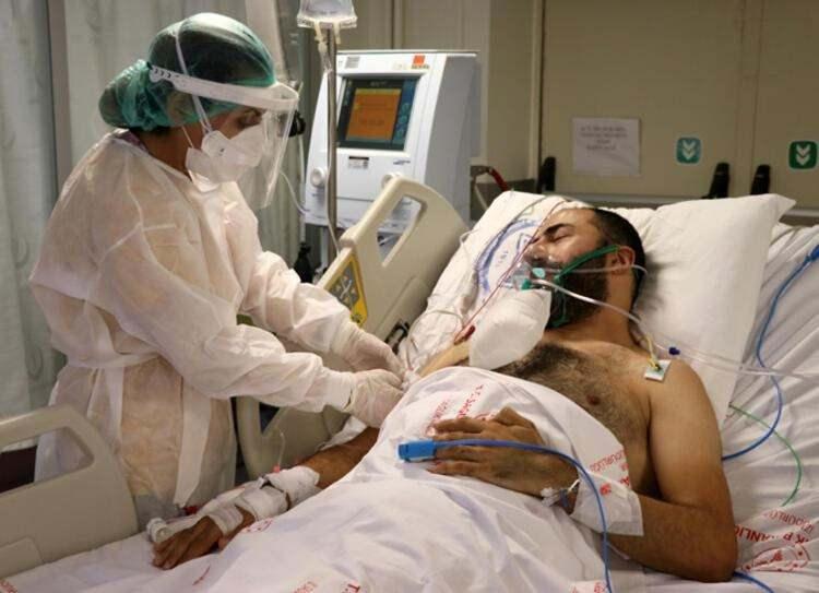 <p>Çocuklarda hastalık yapan viral enfeksiyonlar hemen hemen hiç görülmedi. Normalde bir çocuk yılda 8-10 kez solunum yolu enfeksiyonu geçirirken özellikle evde oldukları Kovid-19 döneminde hemen hemen hiç hasta olmadılar. Ama şimdi durum tamamen değişmiş durumda. Çocuklar okulda birbirleriyle çok sık temas halindeler. İnsan hareketliliği çok arttı. Hayat neredeyse tamamen normale dönmüş durumda.</p>