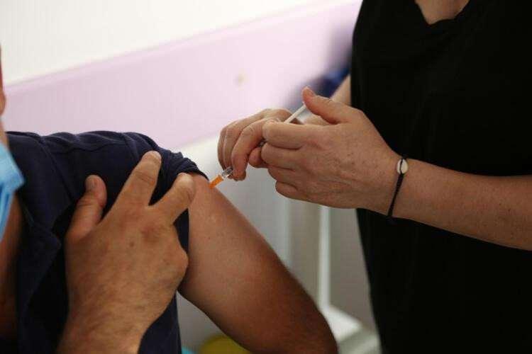 <p>GRİP AŞISI ÖNERİSİ</p>
<p>Toplumdaki temasın artması ile bu yıl grip vakalarında artışın görüleceğini belirten Kurugöl, Kovid-19 ve gribin bir arada olması halinde daha ağır bir tablonun ortaya çıkabileceğine işaret etti ve “Bu olumsuz durumdan korunmak için bu sene özellikle grip aşısının yapılmasını öneriyorum.</p>