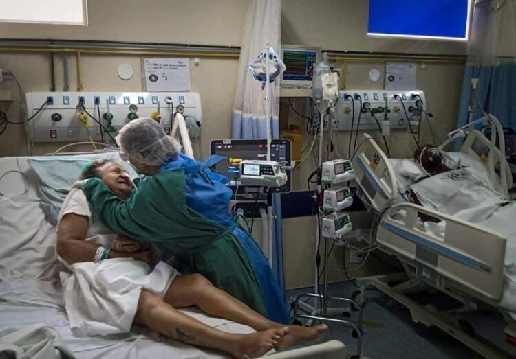 <p>KORONAVİRÜSTE SON 24 SAAT</p>
<p>Sağlık Bakanlığınca Günlük Koronavirüs Tablosu, "covid19.saglik.gov.tr" adresinden paylaşıldı. Buna göre, Türkiye'de son 24 saatte 318 bin 835 Kovid-19 testi yapıldı, 23 bin 562 kişinin testi pozitif çıktı, 214 kişi hayatını kaybetti, iyileşenlerin sayısı ise 35 bin 83 oldu.</p>