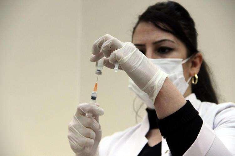 <p>18 yaş üstü nüfusta birinci doz aşı uygulananların oranı yüzde 82,54, ikinci doz aşı yapılanların oranı yüzde 64,38 olarak gerçekleşti. Türkiye'de bugüne kadar yapılan aşı sayısı toplam 101 milyon 48 bin 667'ye yükseldi. Kovid-19 ile mücadele kapsamında son 24 saatte toplam 780 bin 742 doz aşı uygulandı.</p>