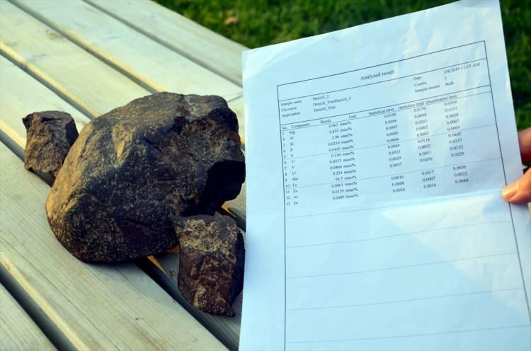 <p>Ellerinde 7 kilo 524 gramlık meteor olduğunu söyleyen Ömer Öztürk de taşın oldukça değerli olduğunu düşündüklerini belirterek, "Araştırılması için gönderdiğimiz yerlerden taşın, bu dünyaya ait olmadığını söylediler. Meteorun insanlık adına faydalı şekilde kullanılmasını istiyoruz." diye konuştu.</p>
