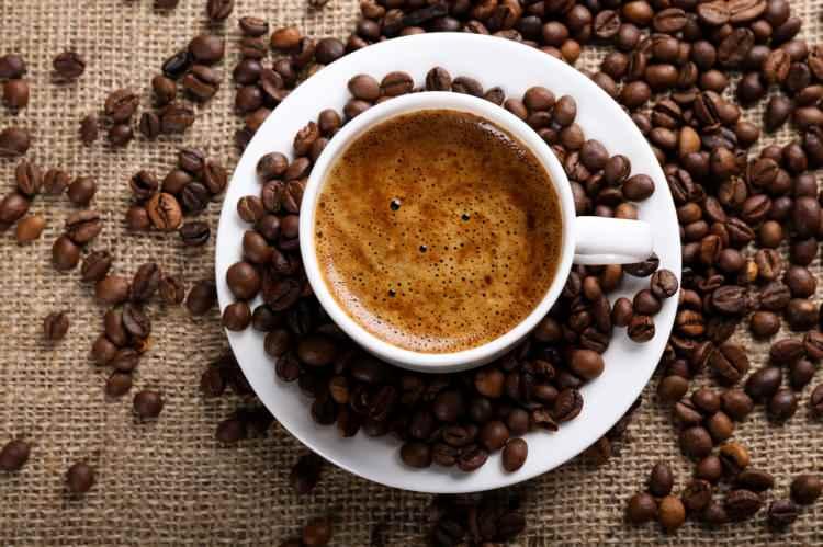 <p><strong>Gün içinde fazla tüketilen kahve miktarı vücudun hücresel fonksiyonlarında bozukluklara yol açar. Bu yüzden uzmanlar kronik herhangi bir rahatsızlığı olmayan kişilerin gün içinde en fazla 3, kronik rahatsızlığı olanların ise 1 tane tüketmesi gerektiğini vurgular. </strong></p>
