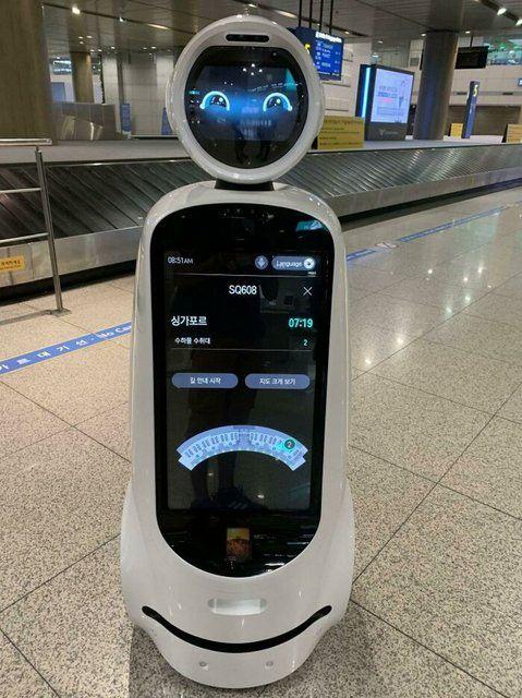 <p><span style="color:#B22222"><strong>Incheon Havalimanı'nda gezinen bu robotlarla uçuş bilgilerinizi kontrol edebilirsiniz. </strong></span></p>
<p> </p>