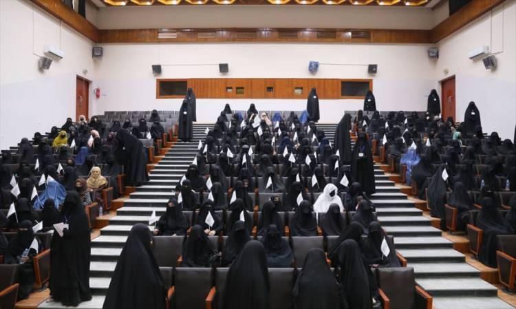 <p>6 Eylül Pazartesi günü Hamid Karzai Havalimanı'nda iç hatlardan ilk sefer yapılırken, döviz büroları ve üniversiteler de faaliyetlerine başladı.</p>
