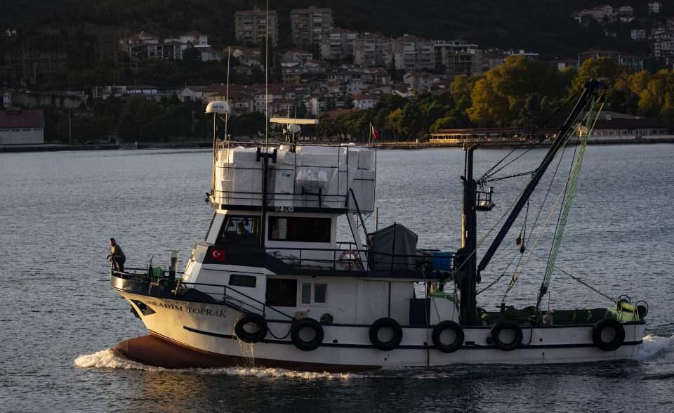<p>Teknenin ekip başı Fatih Şener, "Çok çalışıp, çok kazanmak ve şampiyonlar liginde oynamak" istediklerini söyledi.<br />
Tekneye binmeden önce yeni tip koronavirüs ile ilgili bütün önlemleri aldıklarını aktaran Şener, "Test yaptırdık. Maskemiz var, her şeyimiz hazır. Dikkat etmek lazım." diye konuştu.<br />
Şener, balık yoğunluğunun az olmasından yakındı.<br />
</p>