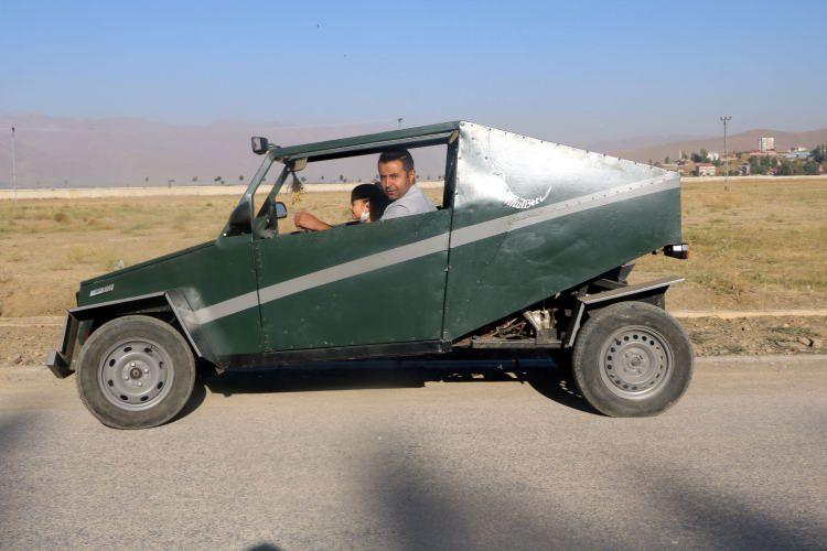 <p>Karahan, 'Hammer'a benzettiği aracıyla 8 yaşındaki kızı Hira'yı yaklaşık 1 kilometre uzaklıktaki okuluna bıraktı.</p>
<p> </p>