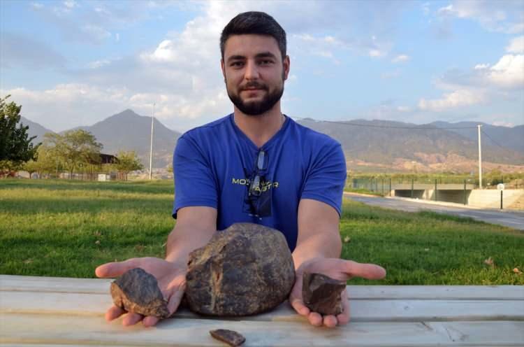 <p>Aydın'da kırsal alanda gezinti yapan iki arkadaşın bulduğu taşın "demir meteoridi" olduğu belirlendi.</p>
