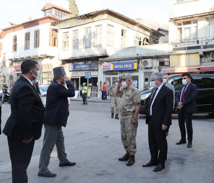 <p>Orgeneral Çetin, yaptığı konuşmada, Cumhurbaşkanı Recep Tayyip Erdoğan ve İçişleri Bakanı Süleyman Soylu'nun selamlarını getirdiğini belirtti.</p>
