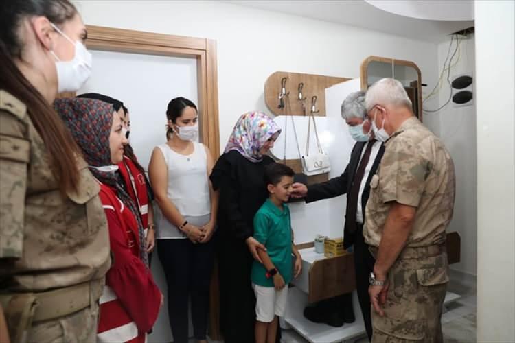 <p>Ülkenin birliği ve bütünlüğü için ebediyete kadar dalgalanacak şanlı bayrak uğruna canlarını feda eden aziz şehitleri şükranla ve minnetle yad ettiklerini dile getiren Çetin, şunları söyledi:</p>
