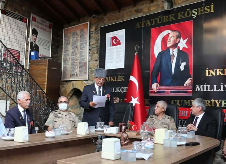 <p>"Devlet emrinizde, biz de devlet görevlileri olarak emrinize amadeyiz. Aziz kahraman şehitlerimizin yolunda bizler de yüce milletimiz, devletimiz, ülkemizin birlik ve bütünlüğü için, şanlı bayrağımızın ebediyete kadar göklerde dalgalanması için bayrağa sarılmaya hep birlikte hazırız.</p>