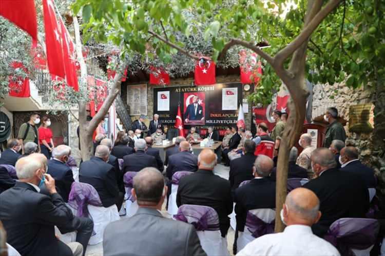 <p>Kahraman gazilerimize de şükran ve minnettarlığımızı sunuyor, onlara da Rabbimden şifalar, uzun ömürler diliyoruz."</p>