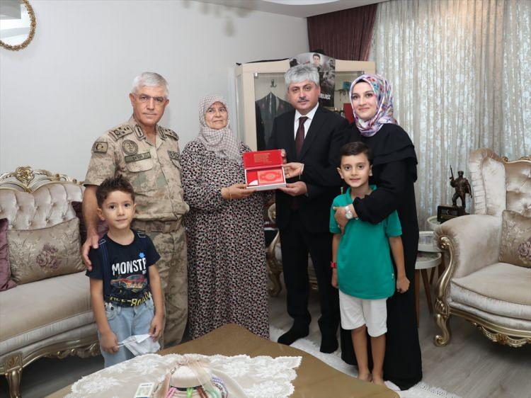 <p>Hatay Valisi Doğan da "Paşamın bugün ziyaretindeki temel amacı, 'Sizlerin bir talebi, arzusu var mıdır?', onları dinleme arzusu ile geldi. Ben geldiği ve şeref verdiği için teşekkür ediyorum." ifadelerini kullandı.</p>
