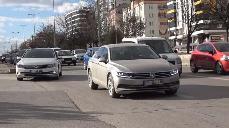 <p>Türkiye’de ilk defa ASELSAN tarafından Kırıkkale’ye kurulan yapay zekâ akıllı kavşak sistemlerini sinevizyonda tanıtımını yapan Saygılı, yüzde 24 oranında kavşakta bekleme süresi ile dur-kalk süresinin de yüzde 22,5 azalma olduğunu ifade ederek, motorlu araçlarda 12 milyon liralık da yakıt tasarrufu sağlayacağını belirtti.</p>