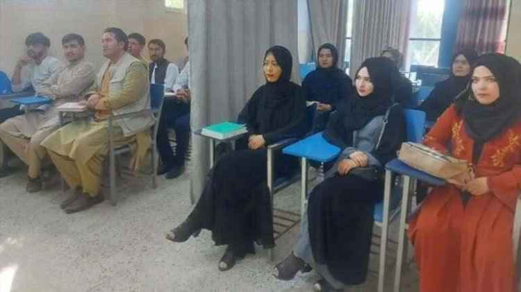 <p>KADIN VE ERKEKLERİ GRİ PERDE İLE AYIRDILAR</p>

<p>Üniversitelerde eğitimin ilk gününde gelen fotoğraflar Taliban'ın oturma düzeninde değişikliğe gittiğini göstermişti.</p>

<p>Sosyal medyada çok konuşulan bir fotoğrafa göre sınıflarda kadınlar ve erkekler gri bir perde ile ayrıldı.</p>

<p>Fotoğraftaki kadınların başörtüsü ve uzun cübbe giydiği görüldü.</p>
