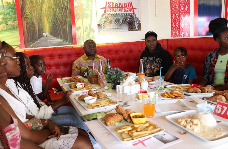 <p>Demiral, yaklaşık 9 yıldır Kamerun’da restoran hizmeti verdiklerini belirterek, "70 personelimizin 69’u Kamerunlu, sadece bir Türk aşçımız var.” diye konuştu.</p>

<p> </p>
