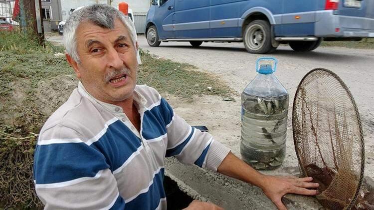 <p>Topladığı balıkları elektrikli aracıyla yaklaşık 1 kilometre mesafedeki Tunca Nehri'ne bırakan Ekiz, kanal ile Tunca arasında birçok kez gidip geldi.</p>