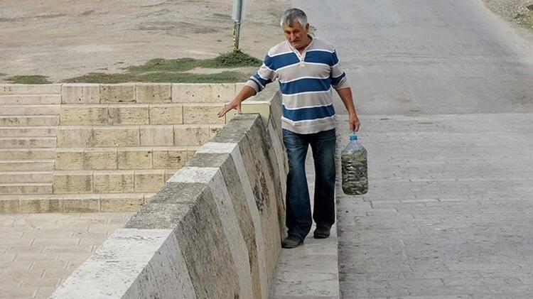 <p>'BİNLERCE BALIK ÖLMEK ÜZERELER'</p>
<p>Sulama kanalında çok fazla balık olduğunu, kendi çabasıyla balıkları kurtarmaya çalıştığını belirten Ekiz, "Sanıyorum, çeltik sulamaları durunca sular kesilmiş ve binlerce balık kanalda susuz kalmış ve ölmek üzereler.</p>