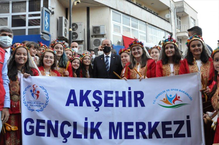 <p>Cumhurbaşkanı Recep Tayyip Erdoğan'a, Türk Hükümetine ve Türk halkına teşekkür ederek, "İyi ki varsınız diyen" Tatar sözlerini şöyle sürdürdü:</p>
