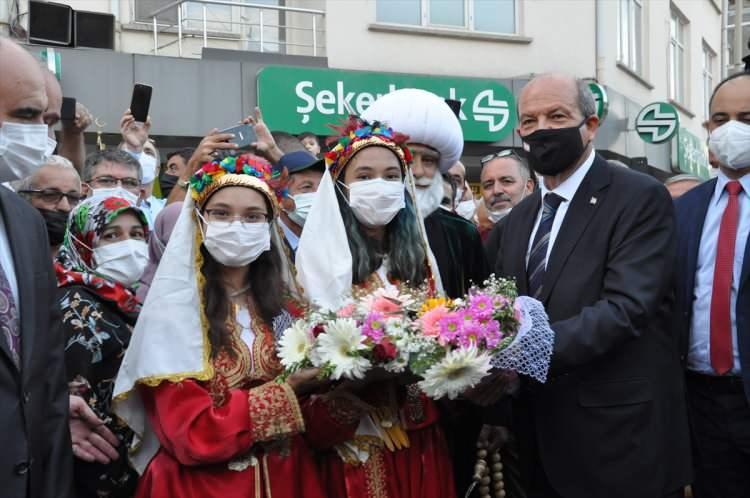 <p>Daha sonra halk oyunları gösterisini bir süre izleyen Tatar, daha sonra tarihi arastayı gezerek kendisine ikram edilen yöresel helvadan yedi, Rüştü Bey Hanı'nda Türk kahvesi içti.</p>