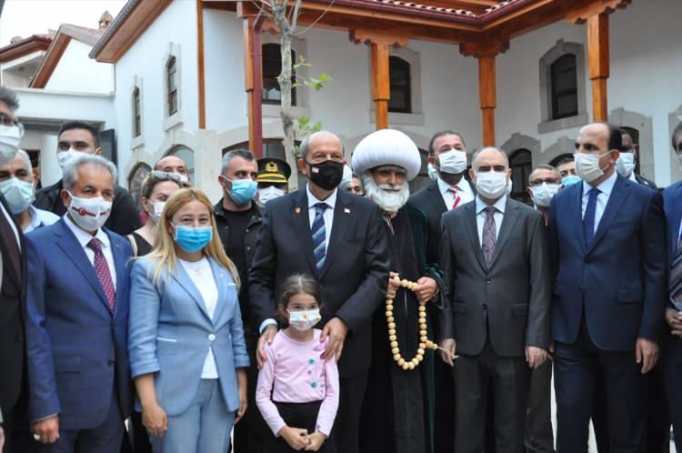 <p>Daha sonra onuruna verilen yemeğe katılan Kıbrıs Cumhurbaşkanı Tatar, Konya'ya hareket etti.</p>
<p> </p>