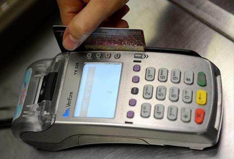 <p>Kart limiti aylık gelirin 4 katıyla sınırlı. Gelir beyan edemeyene rehin s&ouml;zleşmesiyle bankadaki nakdine g&ouml;re limit tanımlanabiliyor. Kart, borcunu zamanında tam &ouml;deyenler i&ccedil;in hayatı kolaylaştıran &ouml;nemli bir ara&ccedil;. Ancak kart borcu zamanında &ouml;denmeyince durum değişiyor.</p>
