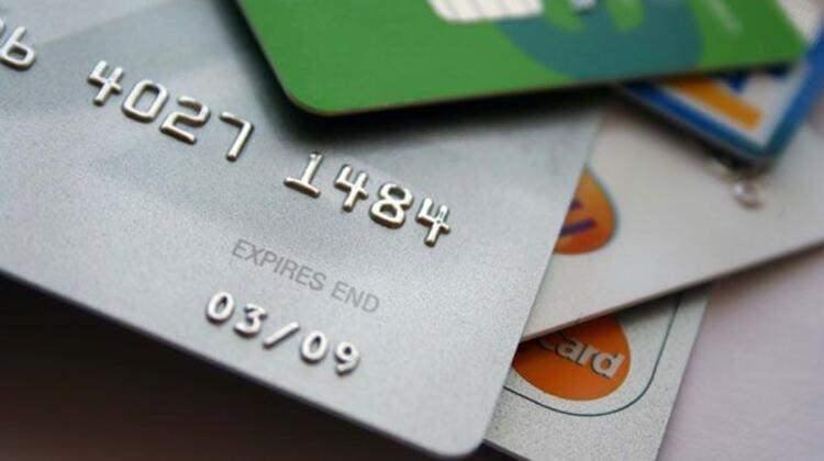 <p>Yani 10 bin liralık d&ouml;nem i&ccedil;i harcamanız varsa en az 2 bin lirasını &ouml;demeniz gerekiyor. Asgari &ouml;demeyle bor&ccedil; &ccedil;evirme hatasına aman d&uuml;şmeyin! &Ccedil;&uuml;nk&uuml; asgari &ouml;deme dışında kalan tutar i&ccedil;in faiz işlemeye devam eder ve y&uuml;k artar. İmkanınız varsa d&uuml;ş&uuml;k faizle kredi &ccedil;ekip kart borcunu toptan kapatın. Asgari tutar yerine kredi taksidi &ouml;deyin. En azından faizi ve maliyeti sabit kalır.</p>
