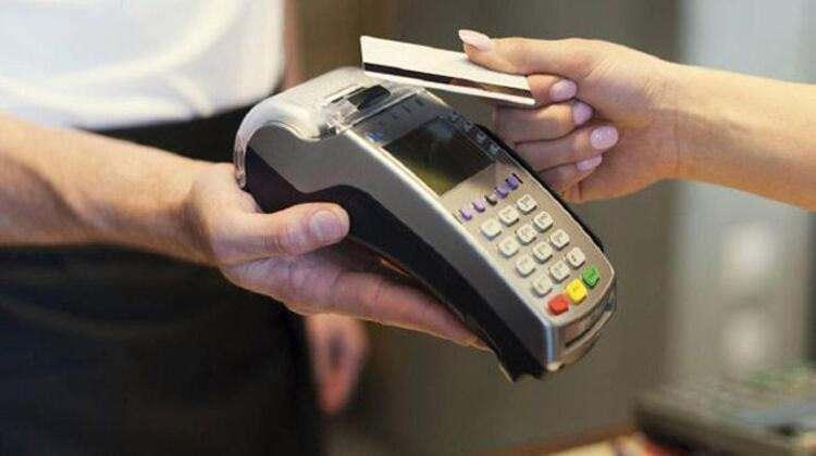 <p>TAKSİT B&Uuml;Y&Uuml;S&Uuml;NDEN KURTULUN</p>

<p>Her alınan &uuml;r&uuml;n&uuml;n taksitlerle uzun vadede &ouml;denecek olması, harcama yapana cesaret verir. Ancak bu para sizin cebinizden &ccedil;ıkacak. &Uuml;stelik her &uuml;r&uuml;n i&ccedil;in k&uuml;&ccedil;&uuml;k gibi g&ouml;r&uuml;nen taksitler d&ouml;nem sonunda aylık gelire g&ouml;re &ouml;nemli miktarlara ulaşıp sizi yanıltabilir. O nedenle d&uuml;ş&uuml;k tutarlı alışverişte taksidi tercih etmeyin. Bol ve uzun taksit, kartınızın limitini de ipotek altında tutar. Yani acil ihtiya&ccedil;ta kart limitiniz imdadınıza yetişemez.</p>
