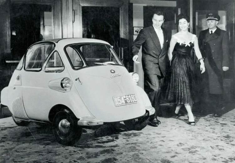 <p>1954 Torino Otomobil Fuarı'nda İtalyan üretici Iso Rivolta'nın standında yer alan üç tekerlekli otomobil Iso Isetta böylece BMW'yi iflastan kurtaran model oldu. </p>
